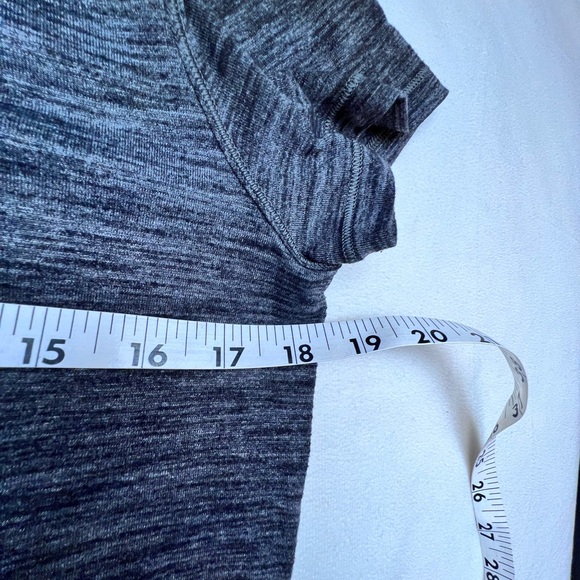 Lululemon Heather Black Mesh Back Beat The Heat Tee Size 6 - Picture 11 of 11